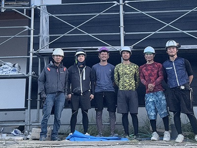 社員たちとの写真